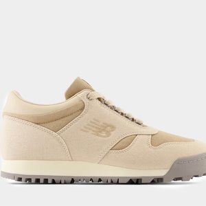 New Balance Rainier Low in Sandstone
NEW BALANCE RAINIER LOW IN SANDSTONE